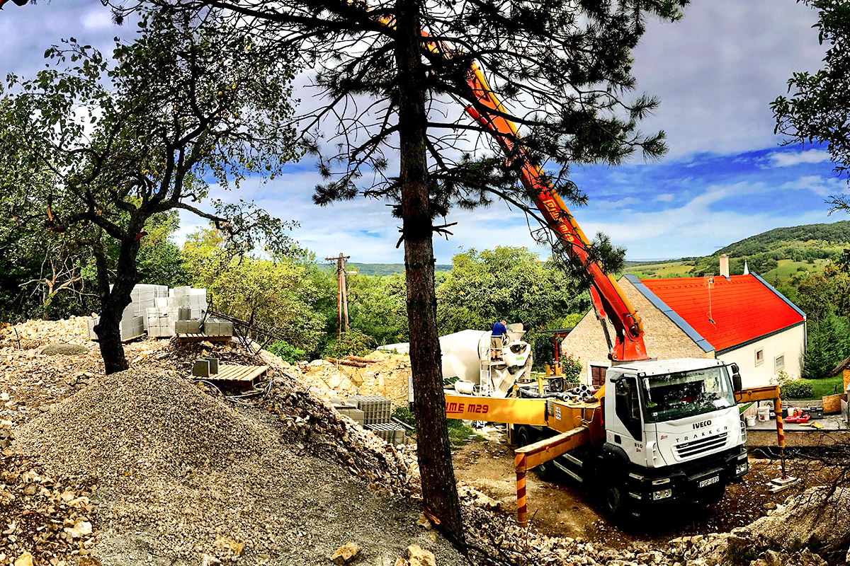 Betonlogisztika - alapbetonozás hegyoldal