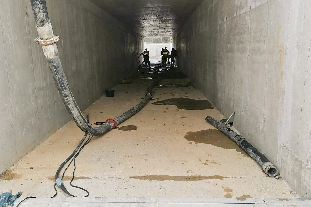 Betonlogisztika - betonpumpa átjáróbetozonás