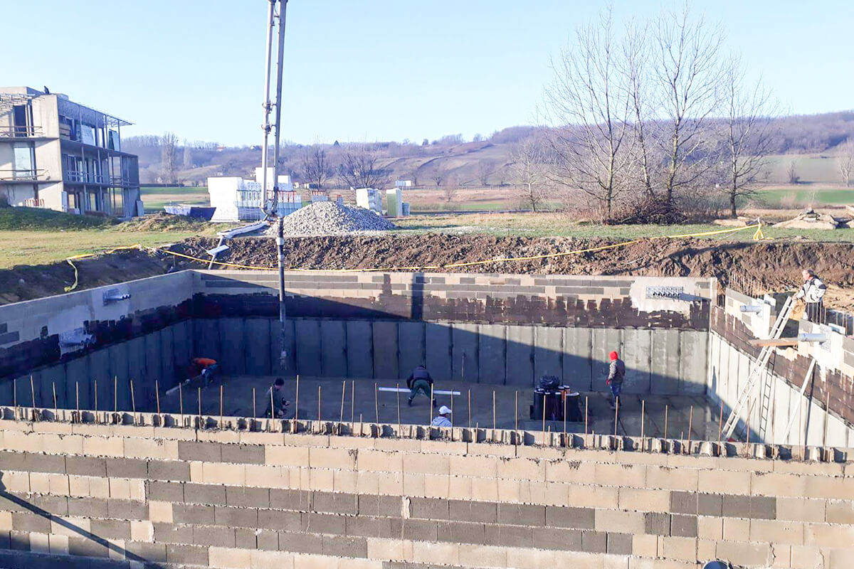 Betonlogisztika - betonpumpa golfpálya falbetonozás Zalacsány